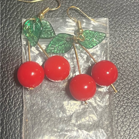 15 FUN AND UNIQUE SETS OF RETRO HANGING EARRINGS. - Picture 6 of 15